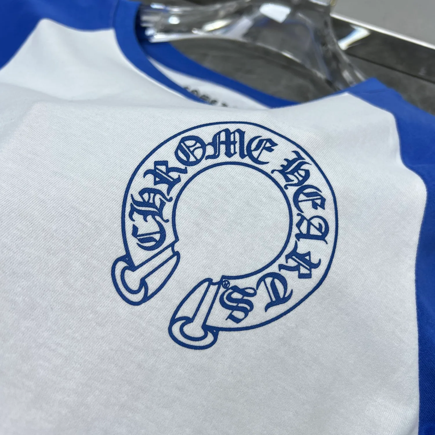 P160 Chrome Hearts🍁Long T Series🍁 Available simultaneously at counters❤️Fully upgraded fabrics! ! Crow letter horseshoe blue and white color matching raglan long-sleeved T. Printed and dyed with imported environmentally friendly glue. Re-engraved version 1:1 high weight original fabric 🌈Recommended color: blue and white color matching🌈 Size: S, M, L, XL